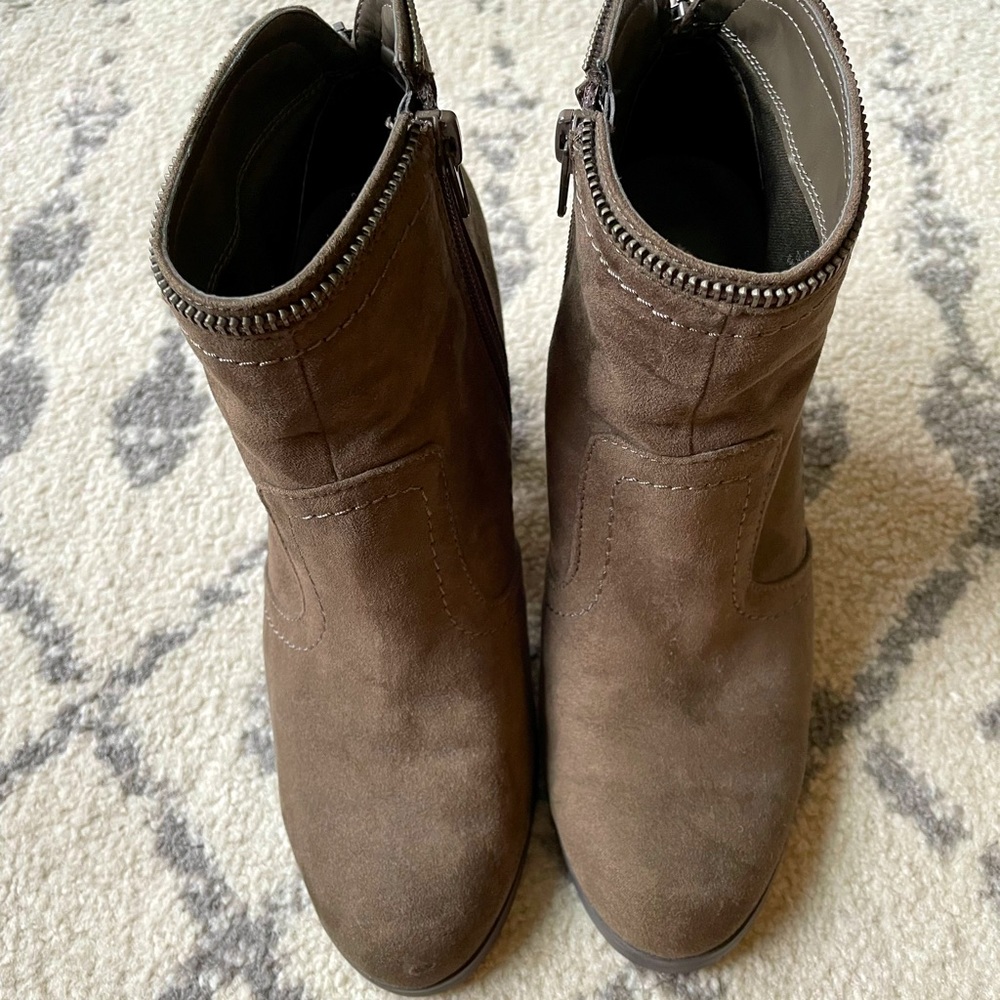 Lowered! 💥 Women’s Crown Vintage Taupe Booties - Picture 6 of 12
